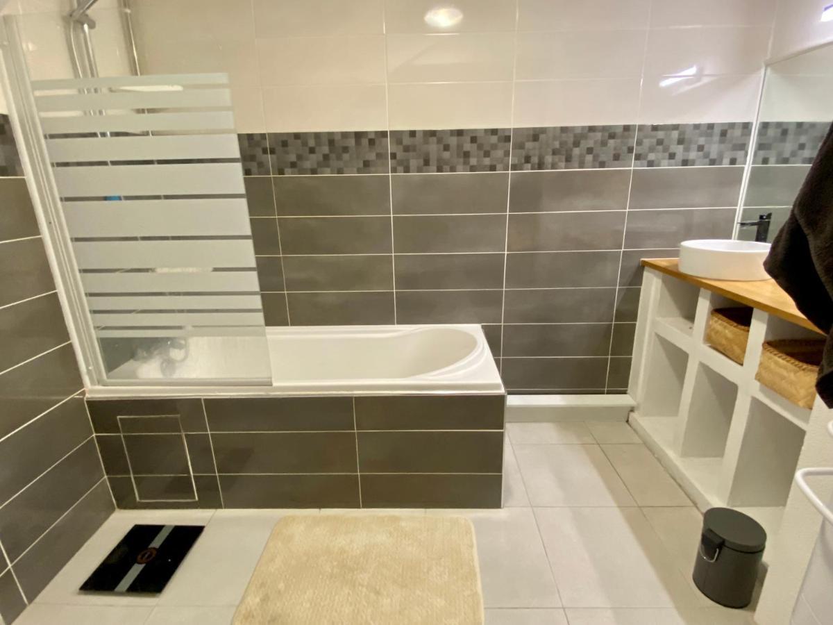 Duplex 2 Chambres, Terrasse & Metro A 200m Apartment